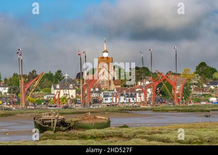 Hythe Quay mit Thames-Segelbohnen in Maldon von der anderen Seite des Blackwater aus. Stockfoto