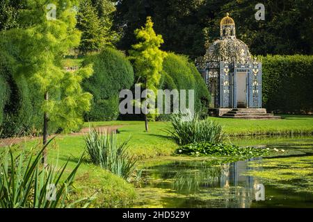 The Birdcage Beyond the Great Basin in Melbourne Hall Gardens. Stockfoto