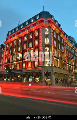 Neujahr 2022 Illuminations, Evening Fortnum & Mason, Piccadilly, Westminster, London, Großbritannien Stockfoto