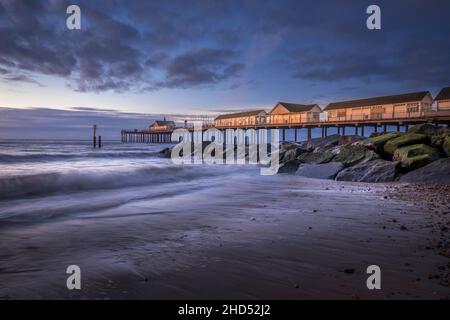 Southwold pier spiegelt die Morgensonne. Stockfoto