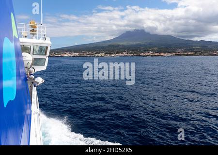 Fähre von Faial nach Pico, Blick von der Fähre nach Mount Pico und der Stadt Madalena, Pico Island, Azoren, Portugal Stockfoto