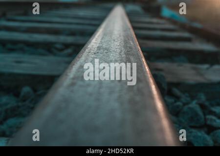 Eine Nahaufnahme von Eisenbahnschienen mit Kieselsteinen darunter Stockfoto