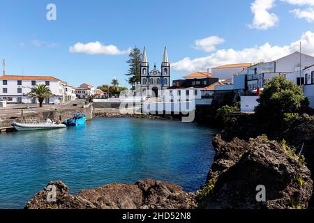 Boote im Hafen, Kirche Santa Maria im Hintergrund, Madalena, Insel Pico, Azoren, Portugal Stockfoto