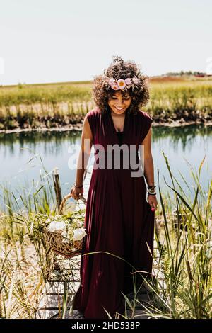 Nahaufnahme einer schwarzen Frau, die vom Dock herunterschaut Stockfoto