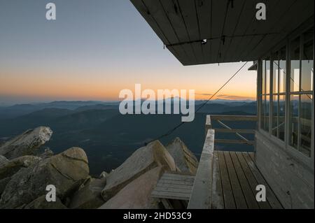 Mount Baker vom Mount Pilchuck Fire Lookout bei Sonnenuntergang Stockfoto