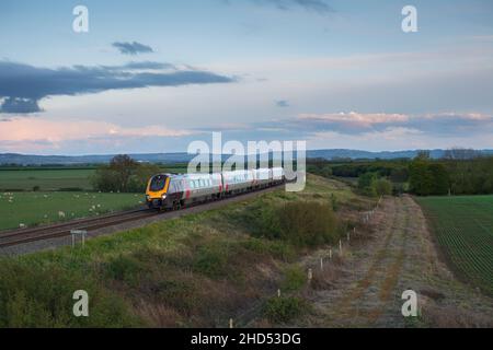 Crosscountry Trains Bombardier Klasse 220 voyager-Zug, der die Landschaft in Stoke Orchard, Gloucestershire, durchqueren wird. Stockfoto