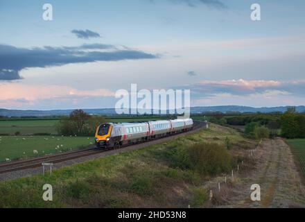 Crosscountry Trains Bombardier Klasse 220 voyager-Zug, der die Landschaft in Stoke Orchard, Gloucestershire, durchqueren wird. Stockfoto