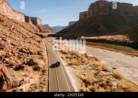 Einzelfahrwagen fahren durch die wunderschöne rote Schlucht Moab, Utah Stockfoto
