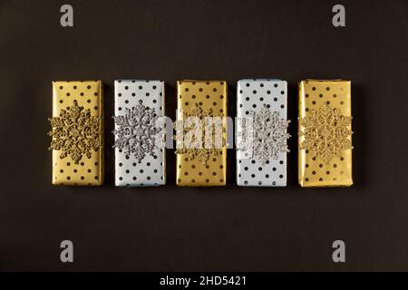 Geschenke in Metallic-Papier verpackt Stockfoto