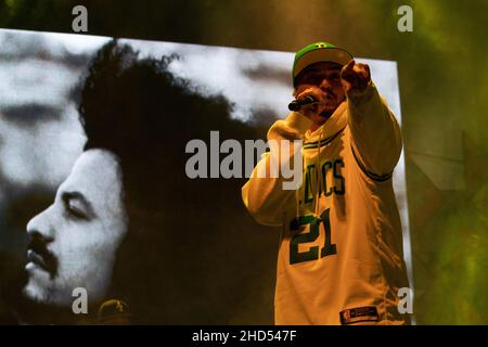 Die kolumbianische Hip-Hop-Agrupation Alcolirykoz, bestehend aus den Cousins Juan Carlos Fonnegra 'Gambeta' und Carlos Andres 'Kaztro', treten während des Eröffnungsabends-Rockkonzerts beim Karneval von Blancos Y Negros am 2. Januar 2022 in Pasto - Nariño, Kolumbien auf. Dieser von der UNESCO anerkannte Karneval findet jedes Jahr im Januar in der südandischen Stadt Pasto statt. Der 'Carnaval de Negros y Blancos' hat seinen Ursprung in einer Mischung aus amazonischen, andinen und pazifischen kulturellen Ausdrucksformen durch Kunst, Tänze, Musik und kulturelle Partys. Stockfoto