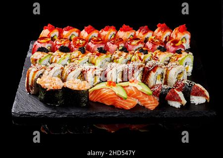 Set aus Uramaki, Nigiri Sushi und Gunkan Maki mit Lachs, Thunfisch und Aal Stockfoto