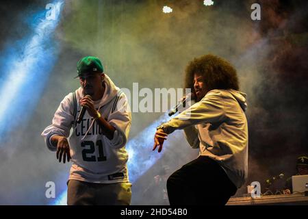 Die kolumbianische Hip-Hop-Agrupation Alcolirykoz, bestehend aus den Cousins Juan Carlos Fonnegra 'Gambeta' und Carlos Andres 'Kaztro', treten während des Eröffnungsabends-Rockkonzerts beim Karneval von Blancos Y Negros am 2. Januar 2022 in Pasto - Nariño, Kolumbien auf. Dieser von der UNESCO anerkannte Karneval findet jedes Jahr im Januar in der südandischen Stadt Pasto statt. Der 'Carnaval de Negros y Blancos' hat seinen Ursprung in einer Mischung aus amazonischen, andinen und pazifischen kulturellen Ausdrucksformen durch Kunst, Tänze, Musik und kulturelle Partys. Stockfoto