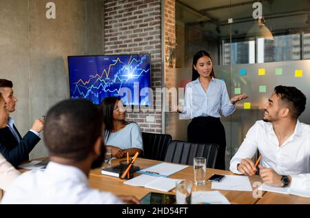 Multiethnische Gruppe Von Geschäftsleuten, Die Während Eines Corporate Meeting In Office Kommunizieren Stockfoto