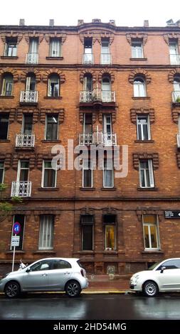 Blick von der Fassade auf ein neoklassizistisches Backsteingebäude in den Straßen Republica Arabe und Cabello. Buenos Aires, Argentinien. Hochwertige Fotos Stockfoto