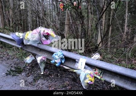 Galashiels, Großbritannien. 03rd Januar 2022. Floral Tributes for Mason MacKenzie und Nachrichten, die nach einem Unfall am 27. Dezember 2021 an der Seite der A7 hinterlassen wurden Straßenpolizeibeamte an den schottischen Grenzen appellieren an Zeugen nach einem tödlichen Verkehrsunfall in der Nähe von Galashiels. Der Vorfall ereignete sich auf der A7, etwa eine halbe Meile nördlich von Galashiels, unter Beteiligung eines roten Seat Ibiza und eines schwarzen Seat Ibiza gegen 9,10 Uhr am Montag, dem 27. Dezember 2021. Kredit: Rob Gray/Alamy Live Nachrichten Stockfoto