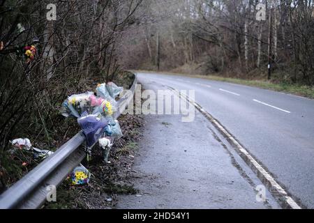 Galashiels, Großbritannien. 03rd Januar 2022. Floral Tributes for Mason MacKenzie und Nachrichten, die nach einem Unfall am 27. Dezember 2021 an der Seite der A7 hinterlassen wurden Straßenpolizeibeamte an den schottischen Grenzen appellieren an Zeugen nach einem tödlichen Verkehrsunfall in der Nähe von Galashiels. Der Vorfall ereignete sich auf der A7, etwa eine halbe Meile nördlich von Galashiels, unter Beteiligung eines roten Seat Ibiza und eines schwarzen Seat Ibiza gegen 9,10 Uhr am Montag, dem 27. Dezember 2021. Kredit: Rob Gray/Alamy Live Nachrichten Stockfoto