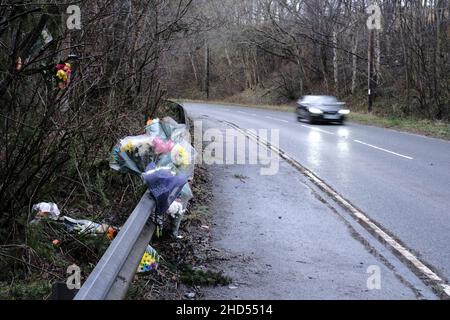 Galashiels, Großbritannien. 03rd Januar 2022. Floral Tributes for Mason MacKenzie und Nachrichten, die nach einem Unfall am 27. Dezember 2021 an der Seite der A7 hinterlassen wurden Straßenpolizeibeamte an den schottischen Grenzen appellieren an Zeugen nach einem tödlichen Verkehrsunfall in der Nähe von Galashiels. Der Vorfall ereignete sich auf der A7, etwa eine halbe Meile nördlich von Galashiels, unter Beteiligung eines roten Seat Ibiza und eines schwarzen Seat Ibiza gegen 9,10 Uhr am Montag, dem 27. Dezember 2021. Kredit: Rob Gray/Alamy Live Nachrichten Stockfoto