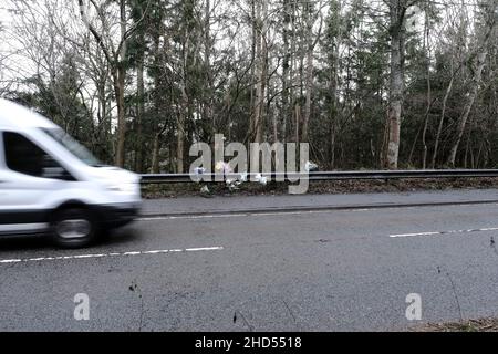 Galashiels, Großbritannien. 03rd Januar 2022. Floral Tributes for Mason MacKenzie und Nachrichten, die nach einem Unfall am 27. Dezember 2021 an der Seite der A7 hinterlassen wurden Straßenpolizeibeamte an den schottischen Grenzen appellieren an Zeugen nach einem tödlichen Verkehrsunfall in der Nähe von Galashiels. Der Vorfall ereignete sich auf der A7, etwa eine halbe Meile nördlich von Galashiels, unter Beteiligung eines roten Seat Ibiza und eines schwarzen Seat Ibiza gegen 9,10 Uhr am Montag, dem 27. Dezember 2021. Kredit: Rob Gray/Alamy Live Nachrichten Stockfoto