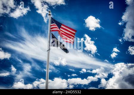 Die Amerikanische Flagge Steht Hoch Gegen Stormy Sky Stockfoto