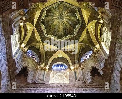 CORDOBA ANDALUCIA SPANIEN INNERE MOSCHEE - KATHEDRALE ODER MEZQUITA DIE MITTLERE KUPPEL ÜBER DER MAQSURA VOR DEM MIHRAB Stockfoto