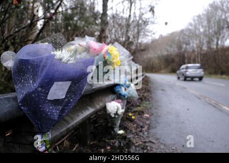 Galashiels, Großbritannien. 03rd Januar 2022. Floral Tributes for Mason MacKenzie und Nachrichten, die nach einem Unfall am 27. Dezember 2021 an der Seite der A7 hinterlassen wurden Straßenpolizeibeamte an den schottischen Grenzen appellieren an Zeugen nach einem tödlichen Verkehrsunfall in der Nähe von Galashiels. Der Vorfall ereignete sich auf der A7, etwa eine halbe Meile nördlich von Galashiels, unter Beteiligung eines roten Seat Ibiza und eines schwarzen Seat Ibiza gegen 9,10 Uhr am Montag, dem 27. Dezember 2021. Kredit: Rob Gray/Alamy Live Nachrichten Stockfoto