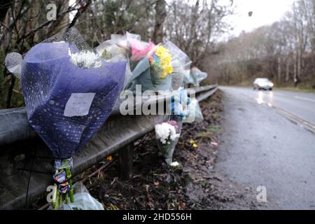 Galashiels, Großbritannien. 03rd Januar 2022. Floral Tributes for Mason MacKenzie und Nachrichten, die nach einem Unfall am 27. Dezember 2021 an der Seite der A7 hinterlassen wurden Straßenpolizeibeamte an den schottischen Grenzen appellieren an Zeugen nach einem tödlichen Verkehrsunfall in der Nähe von Galashiels. Der Vorfall ereignete sich auf der A7, etwa eine halbe Meile nördlich von Galashiels, unter Beteiligung eines roten Seat Ibiza und eines schwarzen Seat Ibiza gegen 9,10 Uhr am Montag, dem 27. Dezember 2021. Kredit: Rob Gray/Alamy Live Nachrichten Stockfoto