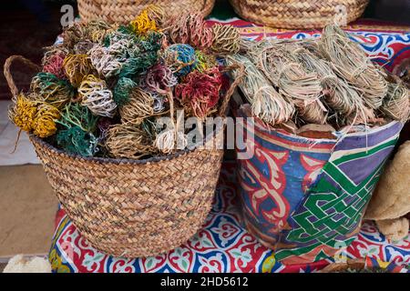 Zitronengras-Tee (Cymbopogon citratus, Capim Limao, Santo) und Selaginella lepidophylla (Lycopodium lepidophyllum, Anastarca). Straßenmarkt in Ägypten. Stockfoto