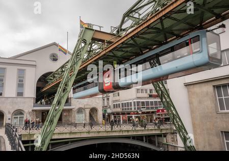 Wuppertal die Schwebebahn – das Wahrzeichen Wuppertals – fährt auf einer 13 km langen Strecke durch die Stadt. Stockfoto