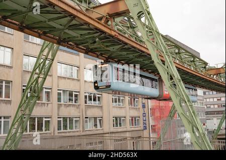 Wuppertal die Schwebebahn – das Wahrzeichen Wuppertals – fährt auf einer 13 km langen Strecke durch die Stadt. Stockfoto