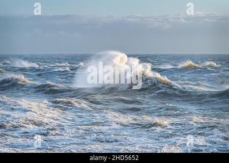 Raue Wellen während eines Sturms im Ärmelkanal Stockfoto