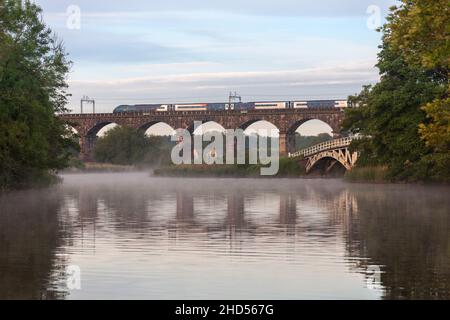 Avanti Westküste der Hochgeschwindigkeitszug Alstom Pendolino überquert an einem nebligen Morgen das Viadukt von Dutton auf der Hauptlinie der Westküste in Ceshire Stockfoto