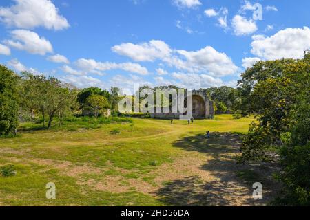 Ruinen der kolonialen offenen Kapelle aus dem 16th. Jahrhundert, auf der archäologischen Stätte der Maya in Dzibilchaltún, Yucatan, Mexiko Stockfoto