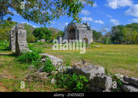 Ruinen der kolonialen offenen Kapelle aus dem 16th. Jahrhundert, auf der archäologischen Stätte der Maya in Dzibilchaltún, Yucatan, Mexiko Stockfoto