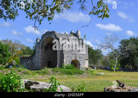 Ruinen der kolonialen offenen Kapelle aus dem 16th. Jahrhundert, auf der archäologischen Stätte der Maya in Dzibilchaltún, Yucatan, Mexiko Stockfoto