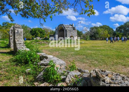 Ruinen der kolonialen offenen Kapelle aus dem 16th. Jahrhundert, auf der archäologischen Stätte der Maya in Dzibilchaltún, Yucatan, Mexiko Stockfoto