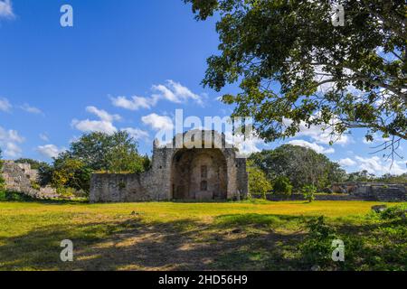 Ruinen der kolonialen offenen Kapelle aus dem 16th. Jahrhundert, auf der archäologischen Stätte der Maya in Dzibilchaltún, Yucatan, Mexiko Stockfoto