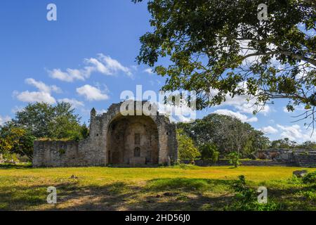 Ruinen der kolonialen offenen Kapelle aus dem 16th. Jahrhundert, auf der archäologischen Stätte der Maya in Dzibilchaltún, Yucatan, Mexiko Stockfoto