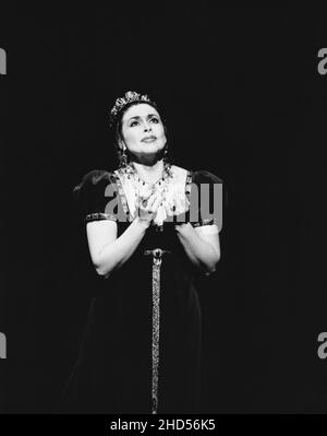 Akt 2: Catherine Malfitano (Floria Tosca) in TOSCA von Puccini an der Royal Opera, Covent Garden, London WC2 16/06/1993 Dirigent: Daniel Oren Bühnenbild: Renzo Mongiardino Kostüme: Marcel Escoffier Revival Beleuchtung: John B Original lesen Regie: Franco Zeffirelli Revival Regie: John Cox Stockfoto