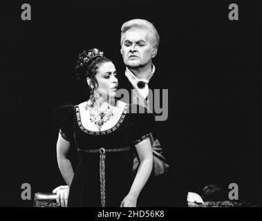 Akt 2: Catherine Malfitano (Floria Tosca), Gregory Yurisich (Baron Scarpia) in TOSCA von Puccini an der Royal Opera, Covent Garden, London WC2 16/06/1993 Dirigent: Daniel Oren Bühnenbild: Renzo Mongiardino Kostüme: Marcel Escoffier Revival Beleuchtung: John B Original lesen Regie: Franco Zeffirelli Revival Regie: John Cox Stockfoto