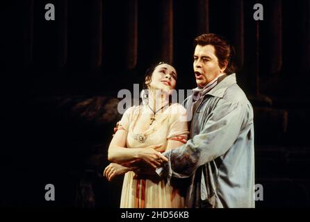 Akt 1: Catherine Malfitano (Floria Tosca), Alberto Cupido (Mario Cavaradossi) in TOSCA von Puccini an der Royal Opera, Covent Garden, London WC2 16/06/1993 Dirigent: Daniel Oren Bühnenbild: Renzo Mongiardino Kostüme: Marcel Escoffier Revival Beleuchtung: John B Original lesen Regie: Franco Zeffirelli Revival Regie: John Cox Stockfoto