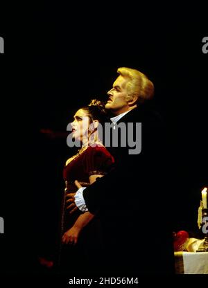 Akt 2: Catherine Malfitano (Floria Tosca), Gregory Yurisich (Baron Scarpia) in TOSCA von Puccini an der Royal Opera, Covent Garden, London WC2 16/06/1993 Dirigent: Daniel Oren Bühnenbild: Renzo Mongiardino Kostüme: Marcel Escoffier Revival Beleuchtung: John B Original lesen Regie: Franco Zeffirelli Revival Regie: John Cox Stockfoto