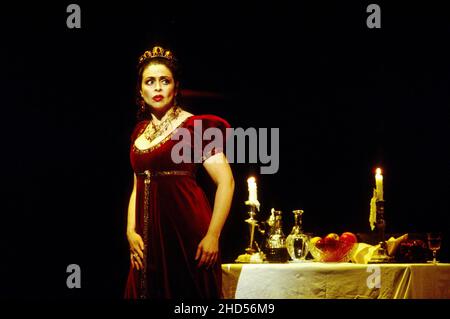 Akt 2: Catherine Malfitano (Floria Tosca) in TOSCA von Puccini an der Royal Opera, Covent Garden, London WC2 16/06/1993 Dirigent: Daniel Oren Bühnenbild: Renzo Mongiardino Kostüme: Marcel Escoffier Revival Beleuchtung: John B Original lesen Regie: Franco Zeffirelli Revival Regie: John Cox Stockfoto