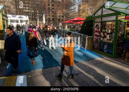 Aktivitäten nach Weihnachten im Bryant Park in Midtown Manhattan in New York am Sonntag, 26. Dezember 2021. (© Richard B. Levine) Stockfoto