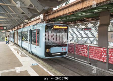 Wuppertal die Schwebebahn – das Wahrzeichen Wuppertals – fährt auf einer 13 km langen Strecke durch die Stadt. Stockfoto