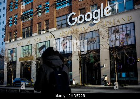 Das Google-Logo auf ihrem Gebäude in der 8. Avenue 111 in New York am Freitag, 24. Dezember 2021. (© Richard B. Levine) Stockfoto