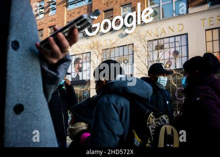 Das Google-Logo auf ihrem Gebäude in der 8. Avenue 111 in New York am Freitag, 24. Dezember 2021. (© Richard B. Levine) Stockfoto
