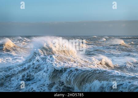 Raue Wellen während eines Sturms im Ärmelkanal Stockfoto