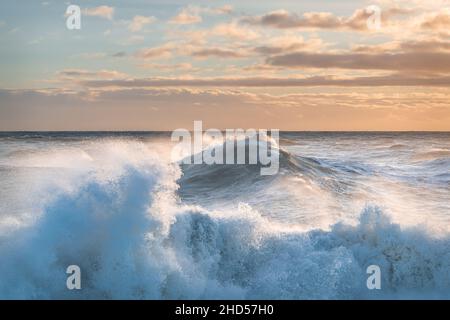 Raue Wellen bei Sonnenuntergang während eines Sturms im Ärmelkanal Stockfoto