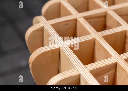 Parametrische Zellen Struktur aus unfarbigem Sperrholz, zeitgenössische Architektur Details. Nahaufnahme mit selektivem Weichfokus Stockfoto