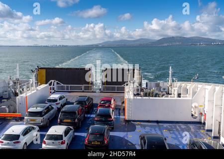 Autos an Bord einer Stena Line Fähre, die vom Hafen von Belfast, Nordirland, über die Irische See nach Cairnryan, Schottland, fährt. Stockfoto